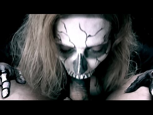 ❤️ Demon girl zuigt pik met haar zwarte mond en slikt sperma. ❤️❌ Quality porn at us ️❤